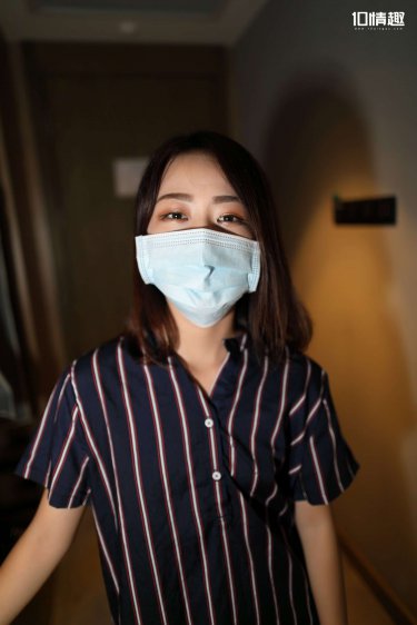 张开双腿迎合着两个男人